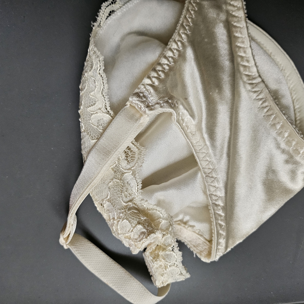 VS Gold Label Vintage Cream Lace Underwire Bra! Like NEW!! - Picture 8 of 16